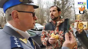 Udo Bawarczyk pod komisariatem policji
